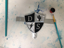 Load image into Gallery viewer, Shield license plate topper