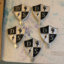 Load image into Gallery viewer, Shield license plate topper